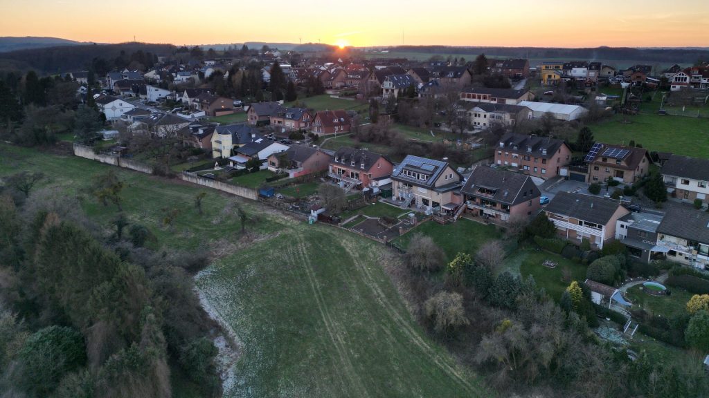Dieses Bild hat ein leeres Alt-Attribut. Der Dateiname ist DJI_0062-Sonnenuntergang-Heistern-2-edited-scaled.jpg
